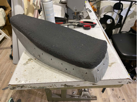 Brossage des angles pour arrondir la mousse noire